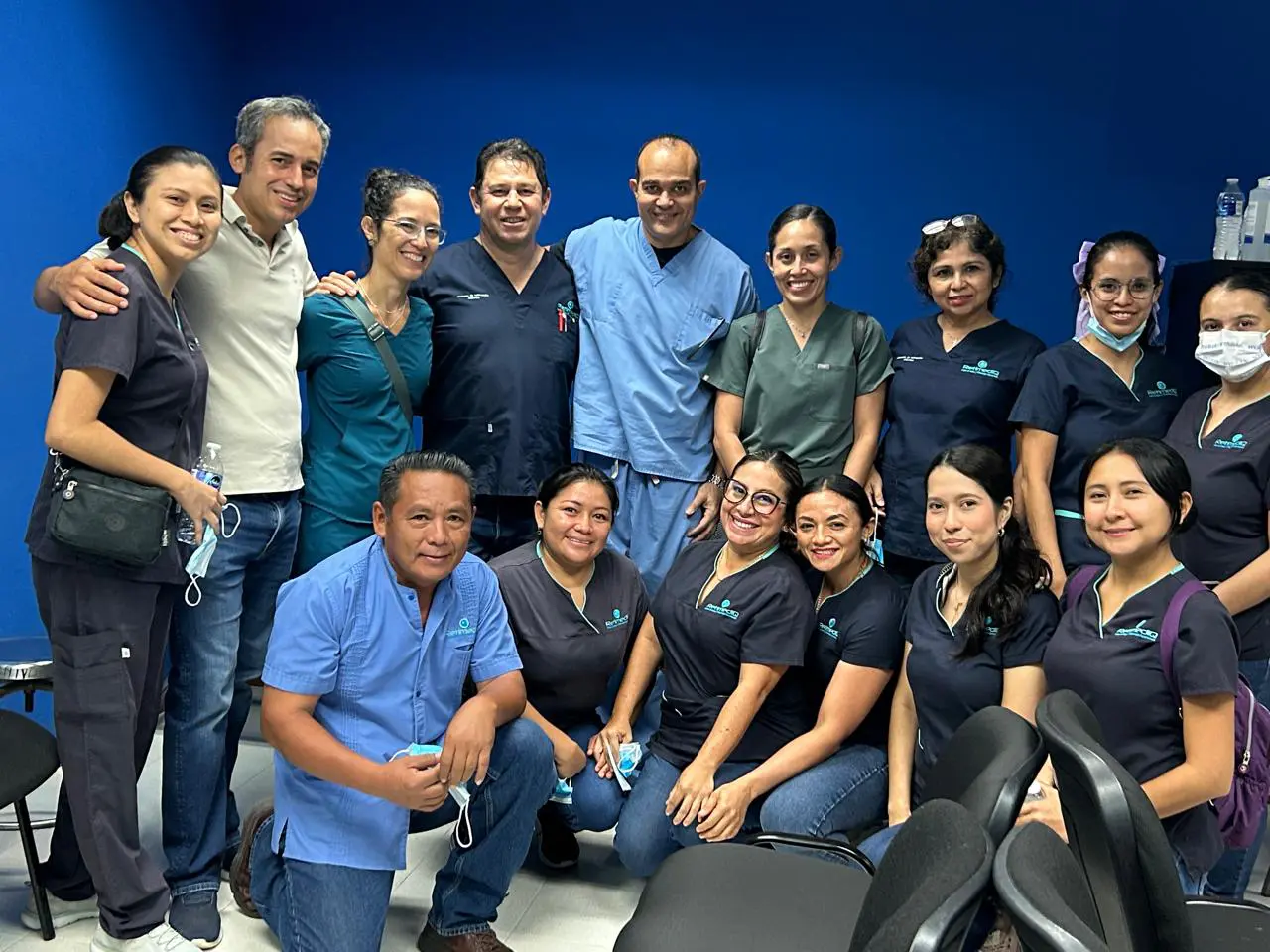 Equipo médico y personal de RetimediQ durante una jornada de atención oftalmológica