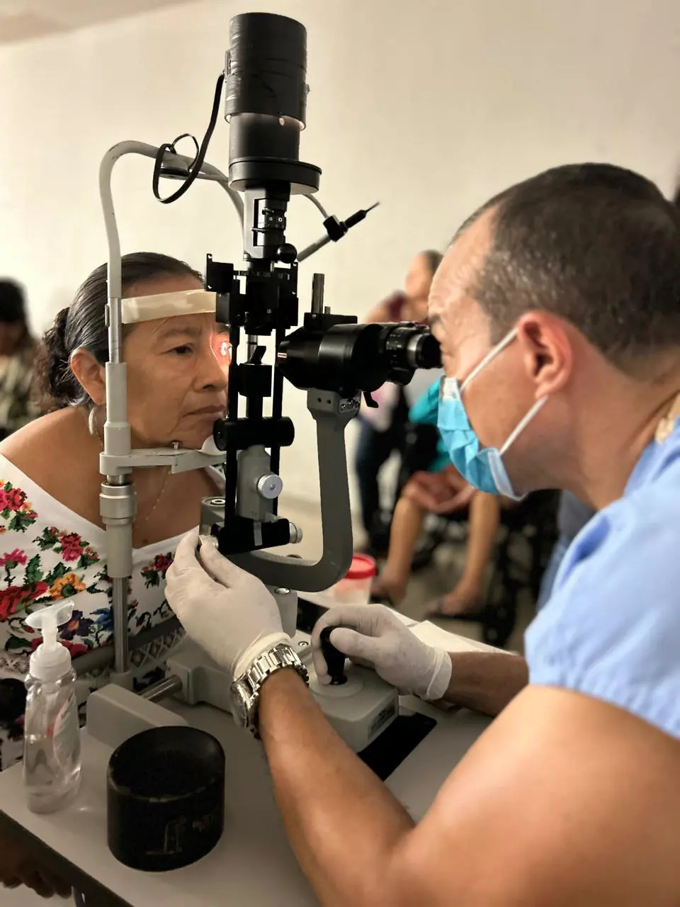 Oftalmólogo realiza un examen ocular con lámpara de hendidura a una paciente