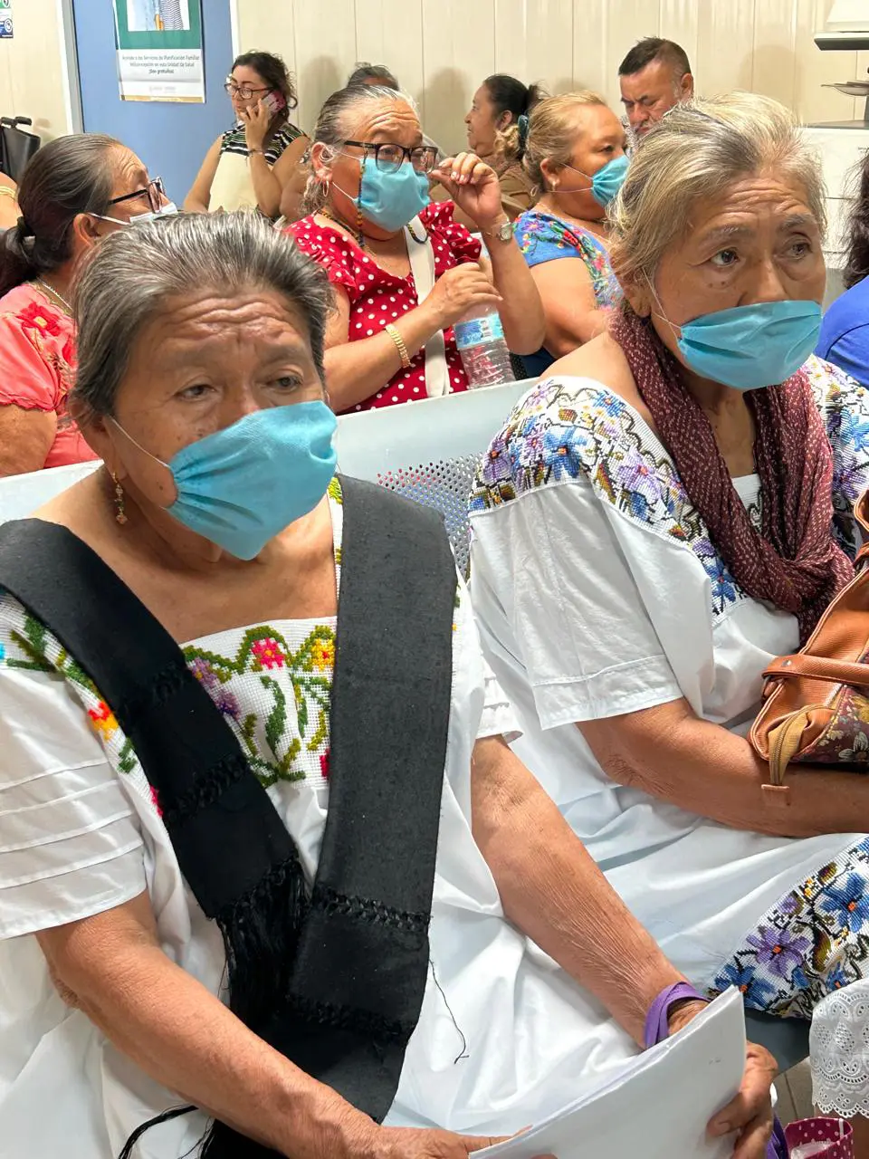 Personas adultas mayores esperan atención durante una jornada oftalmológica de RetimediQ