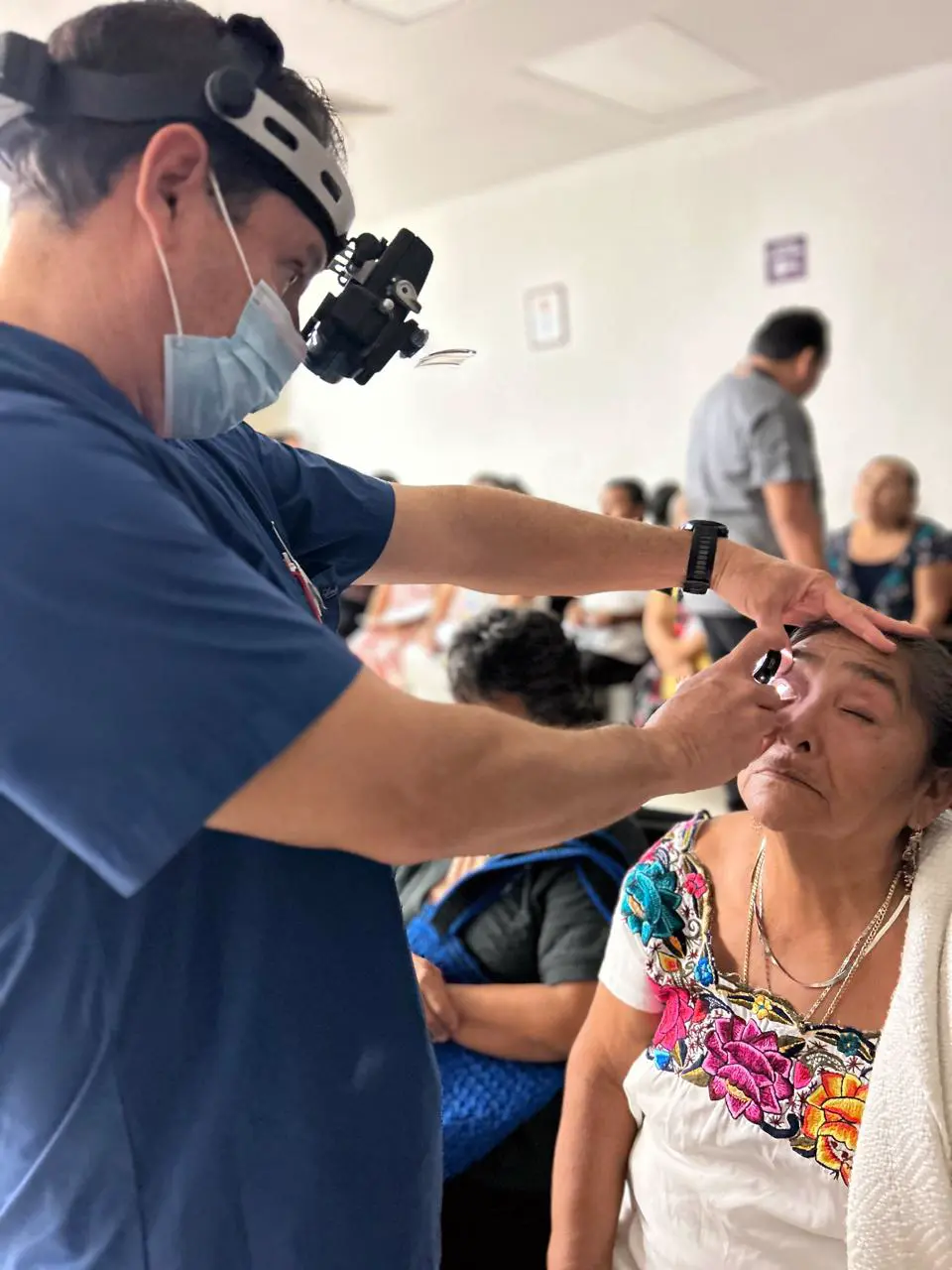 Oftalmólogo revisa el ojo de una paciente durante una jornada de atención visual