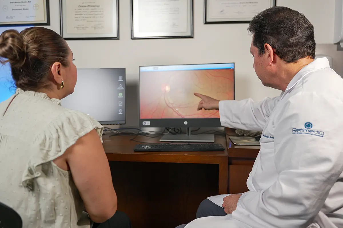 Dr. Ermilo Sánchez Buenfil durante una consulta oftalmológica en RetimediQ