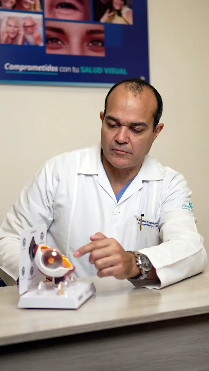 Dr. Miguel Ángel Inciarte Cardozo durante una consulta oftalmológica en RetimediQ